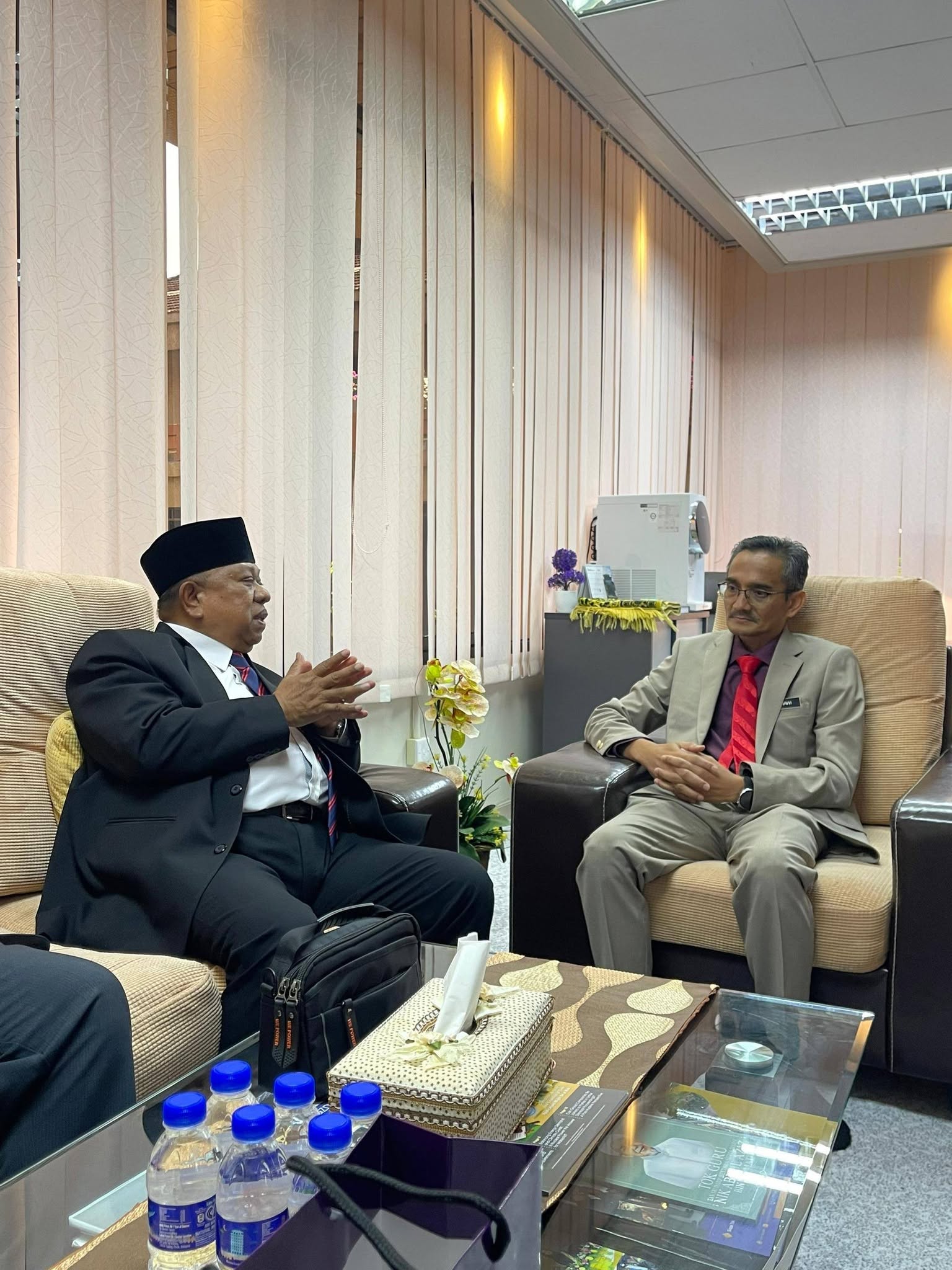 kunjungan-hormat-yang-amat-arif-ketua-hakim-syarie-negeri-kelantan-kepada-yang-berhormat-penasihat-undangundang-negeri-kelantan-3.jpg