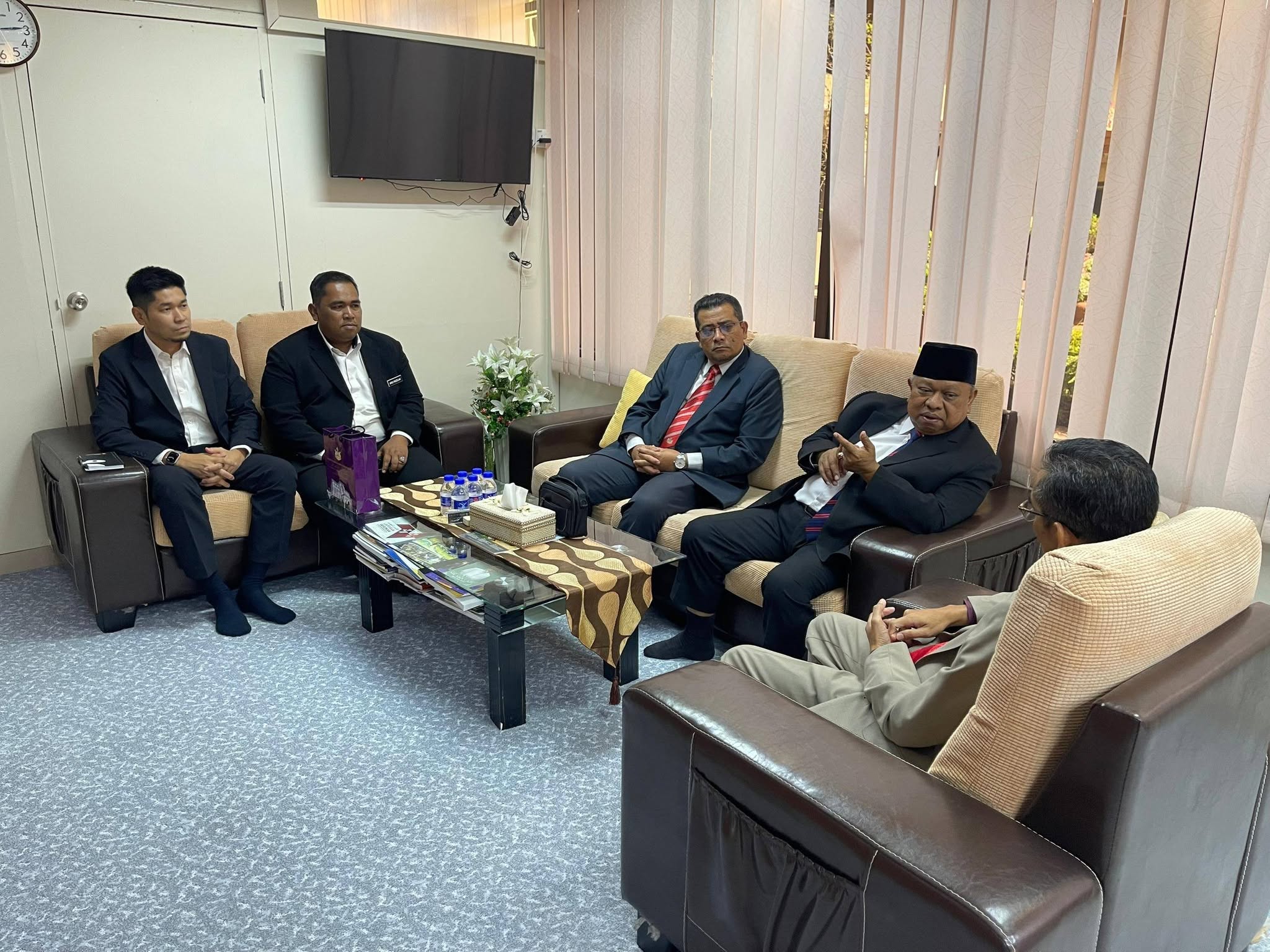 kunjungan-hormat-yang-amat-arif-ketua-hakim-syarie-negeri-kelantan-kepada-yang-berhormat-penasihat-undangundang-negeri-kelantan-4.jpg