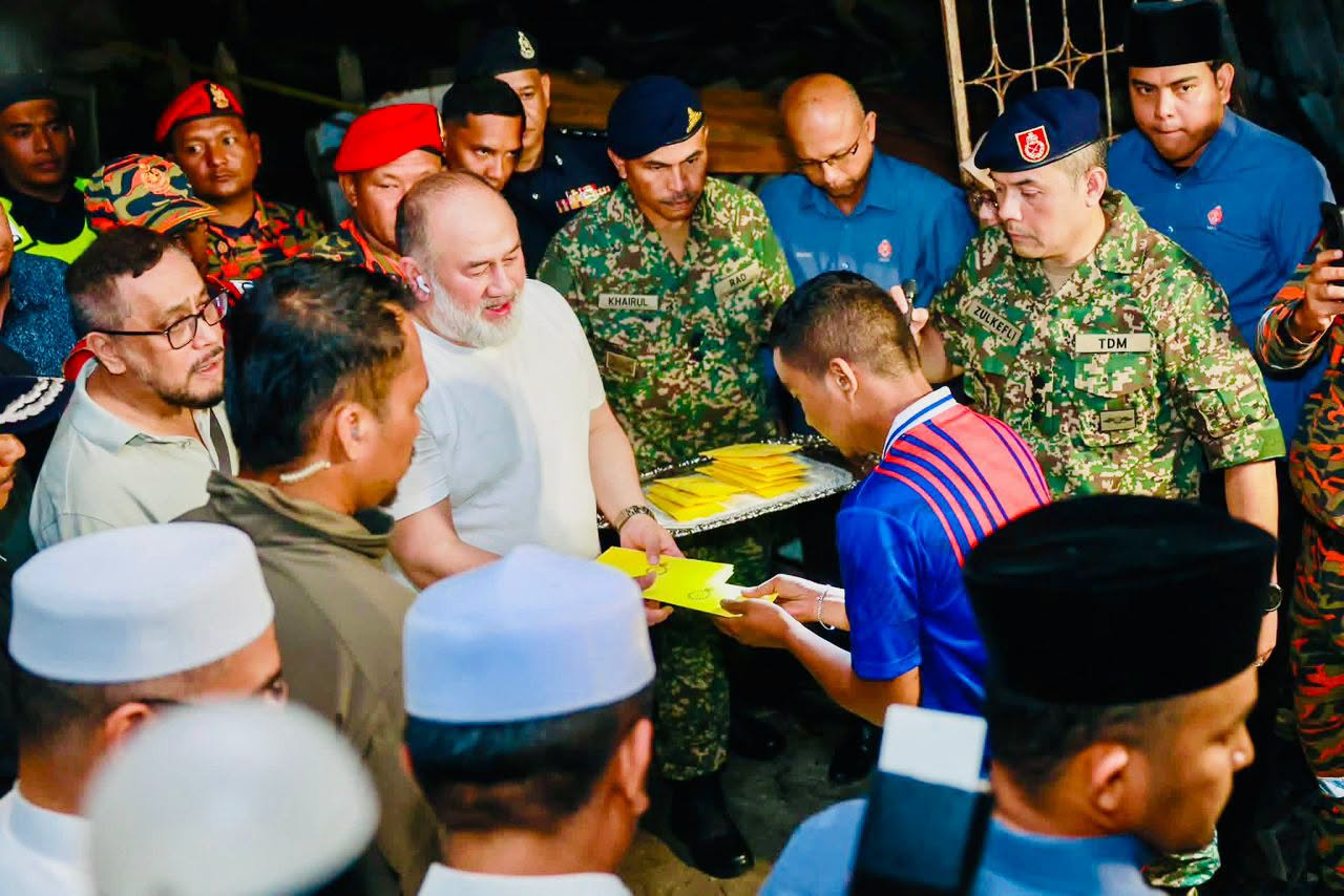 KDYMM Sultan Kelantan Berkenan Berangkat Mencemar Duli Ke Tapak Kebakaran Di Kampung Gok Kapur Kota Bharu
