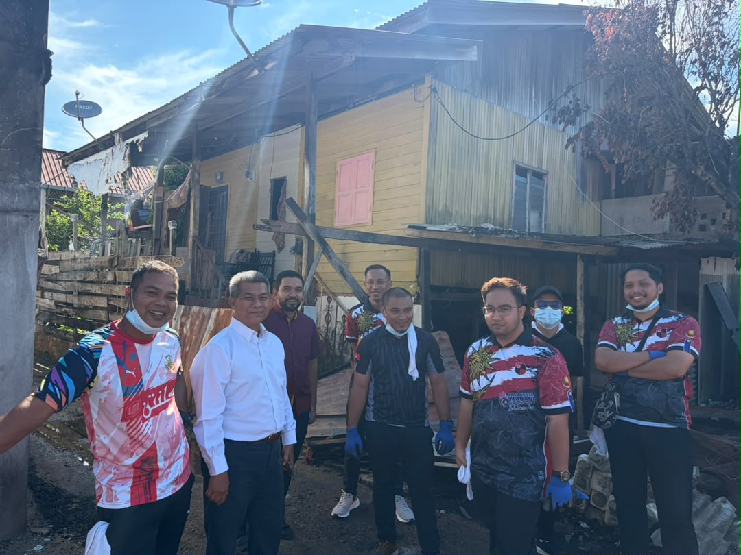 GOTONG ROYONG PEMBERSIHAN SISA BENCANA KEBAKARAN DI KAMPUNG GOK KAPUR KOTA BHARU KELANTAN