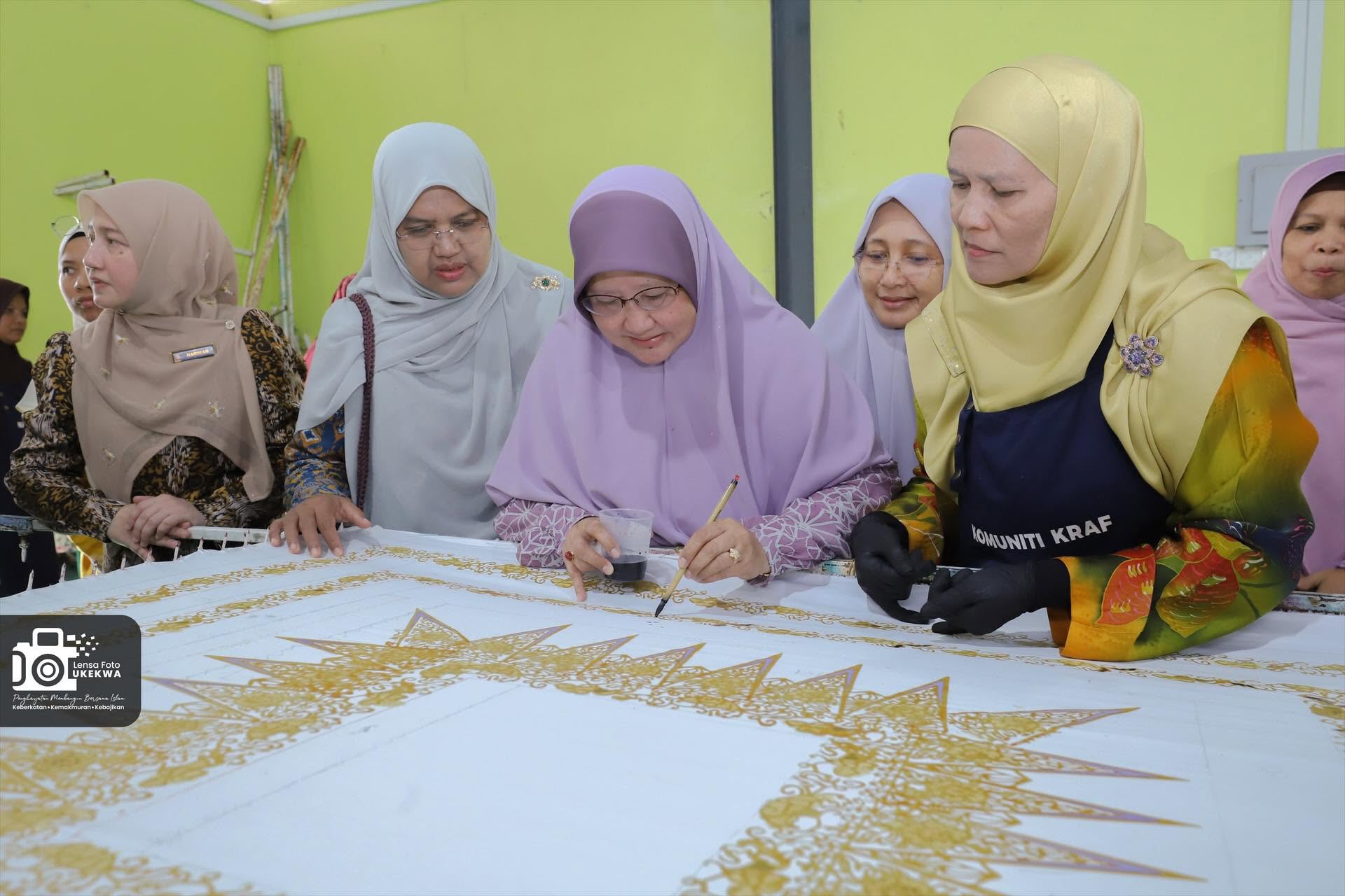 Lawatan Yb Dato Rohani Ibrahim Ke Makmal Pembangunan Dan Pengeluaran Produk Kraf Batik Terap Fasa 1 Ppkk Machang