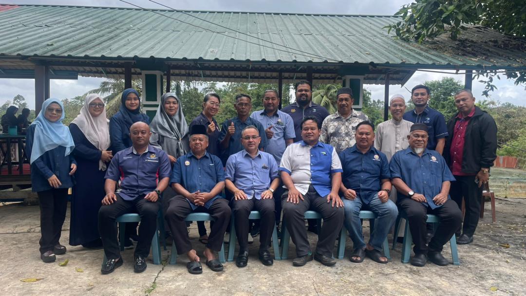 Lawatan Ketua Jajahan ke Pembenihan Ikan di Kg Enggong Kuala Krai