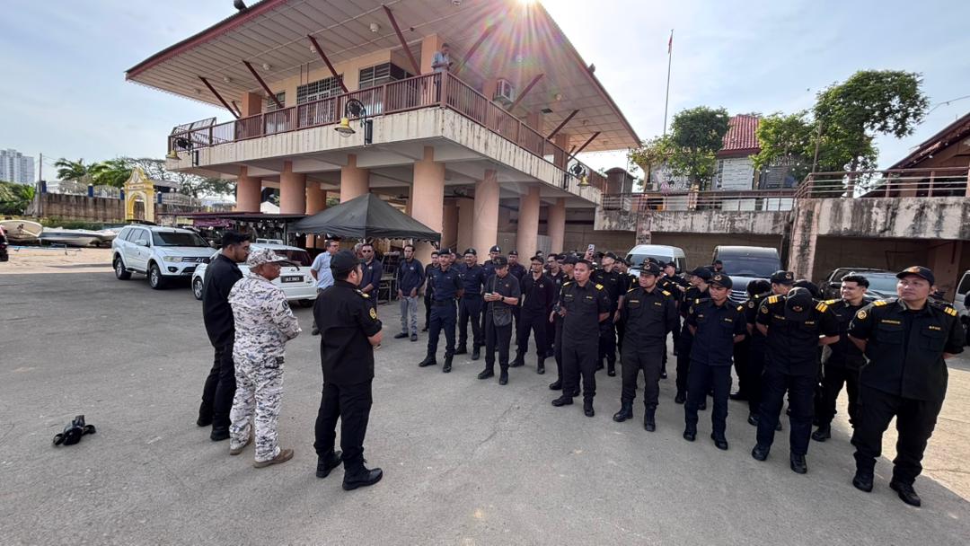 Operasi Bersepadu Pengalihan Rumah Rakit di Tebing Sungai Kelantan