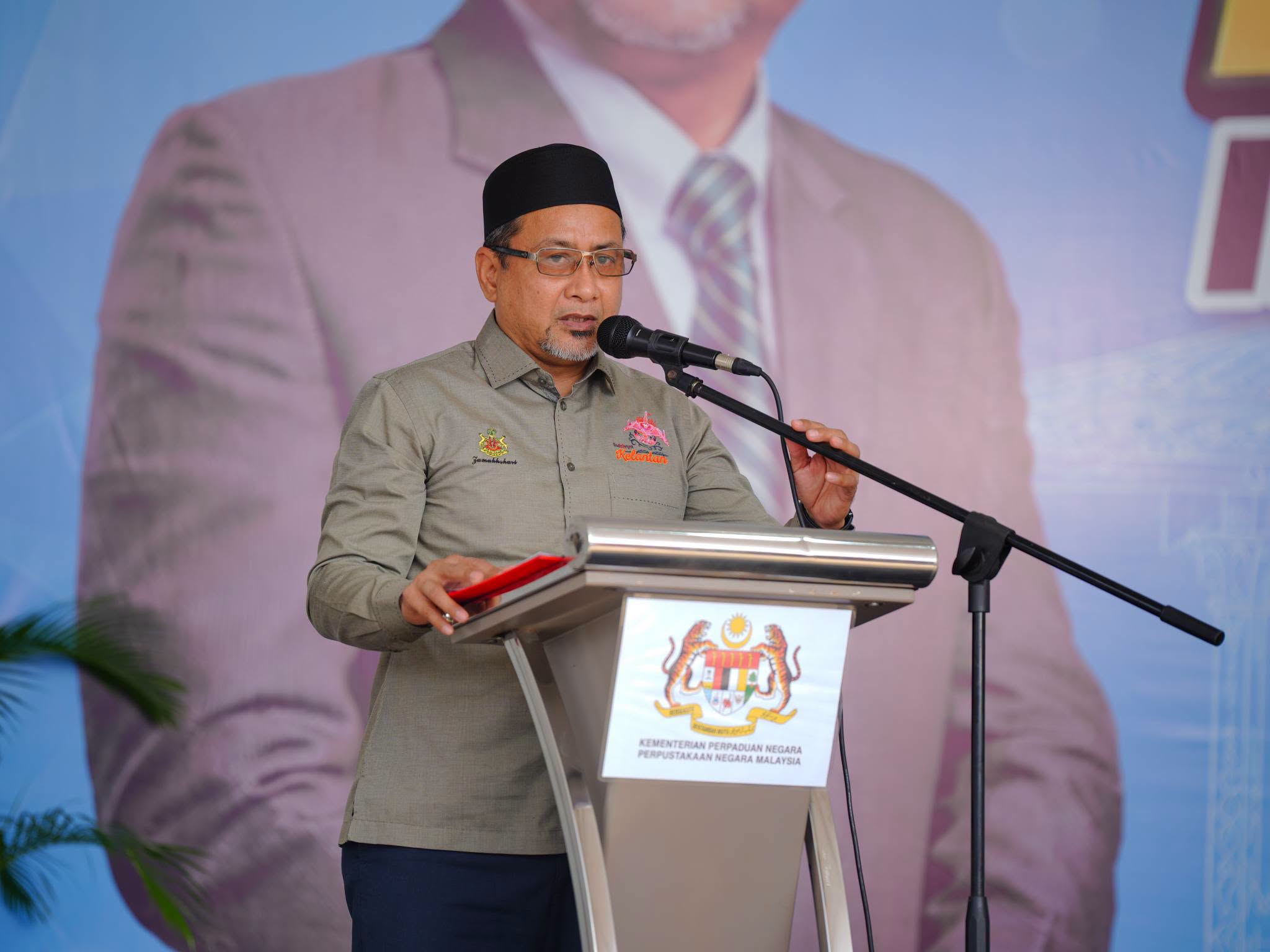 Perasmian Karnival Ilmu dan Komuniti yang diadakan di perkarangan Perpustakaan Desa Tok Uban
