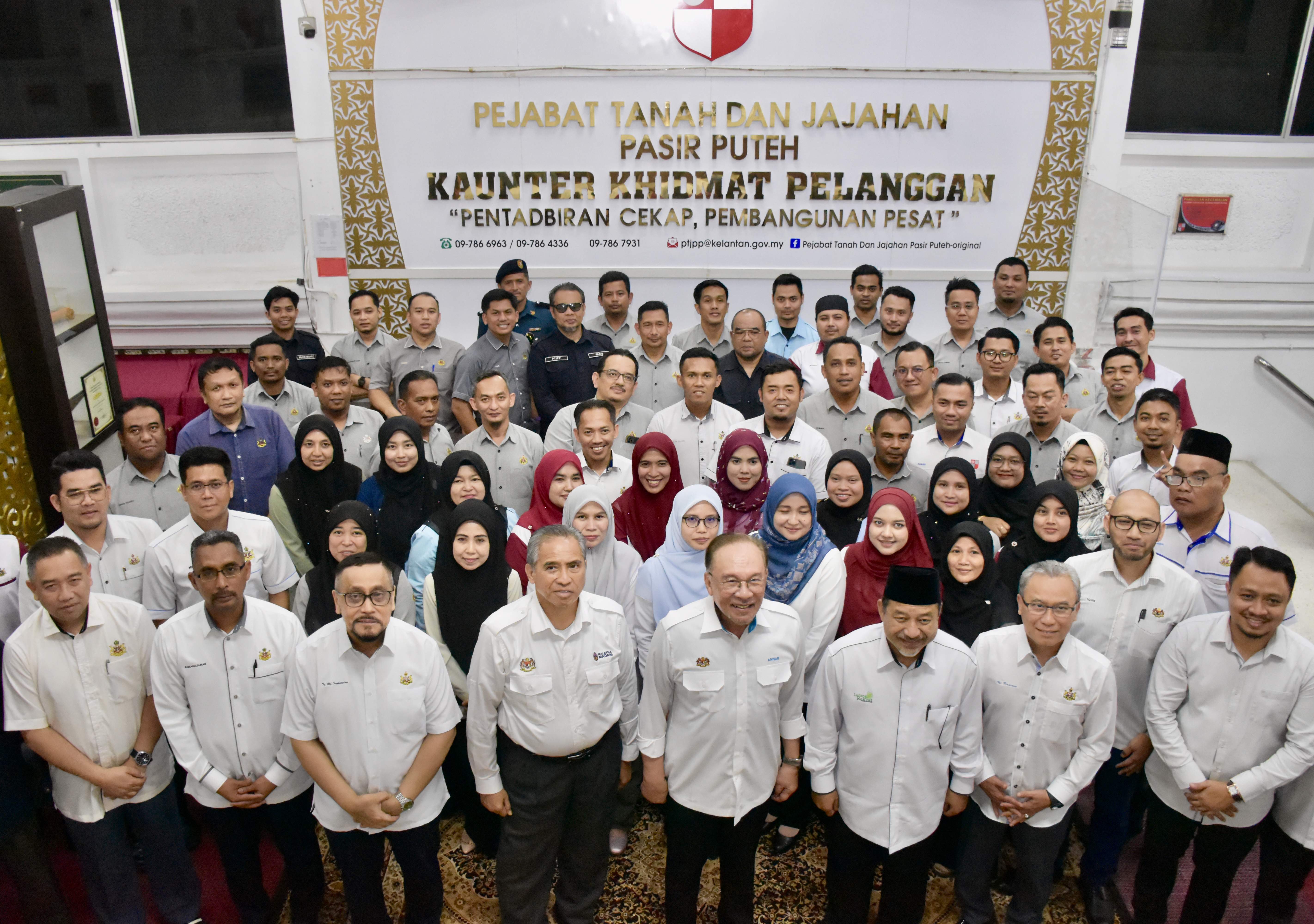 LAWATAN YAB PERDANA MENTERI KE PEJABAT TANAH DAN JAJAHAN PASIR PUTEH BAGI MENGHADIRI MESYUARAT PEMBANGUNAN JAJAHAN PASIR PUTEH