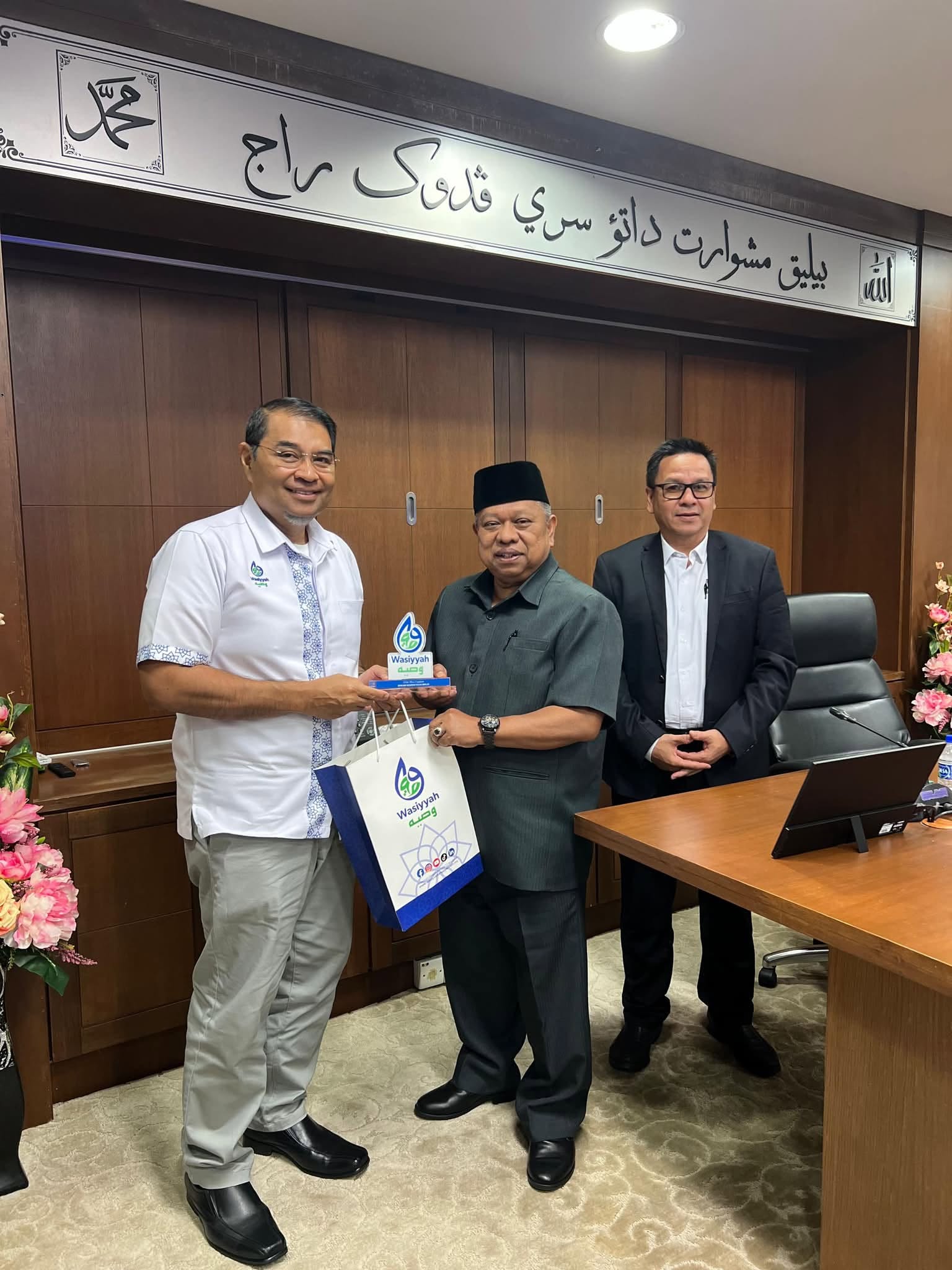 KUNJUNG HORMAT WASIYYAH SHOPPE BERHAD KEPADA YANG AMAT ARIF KETUA HAKIM SYARIE NEGERI KELANTAN