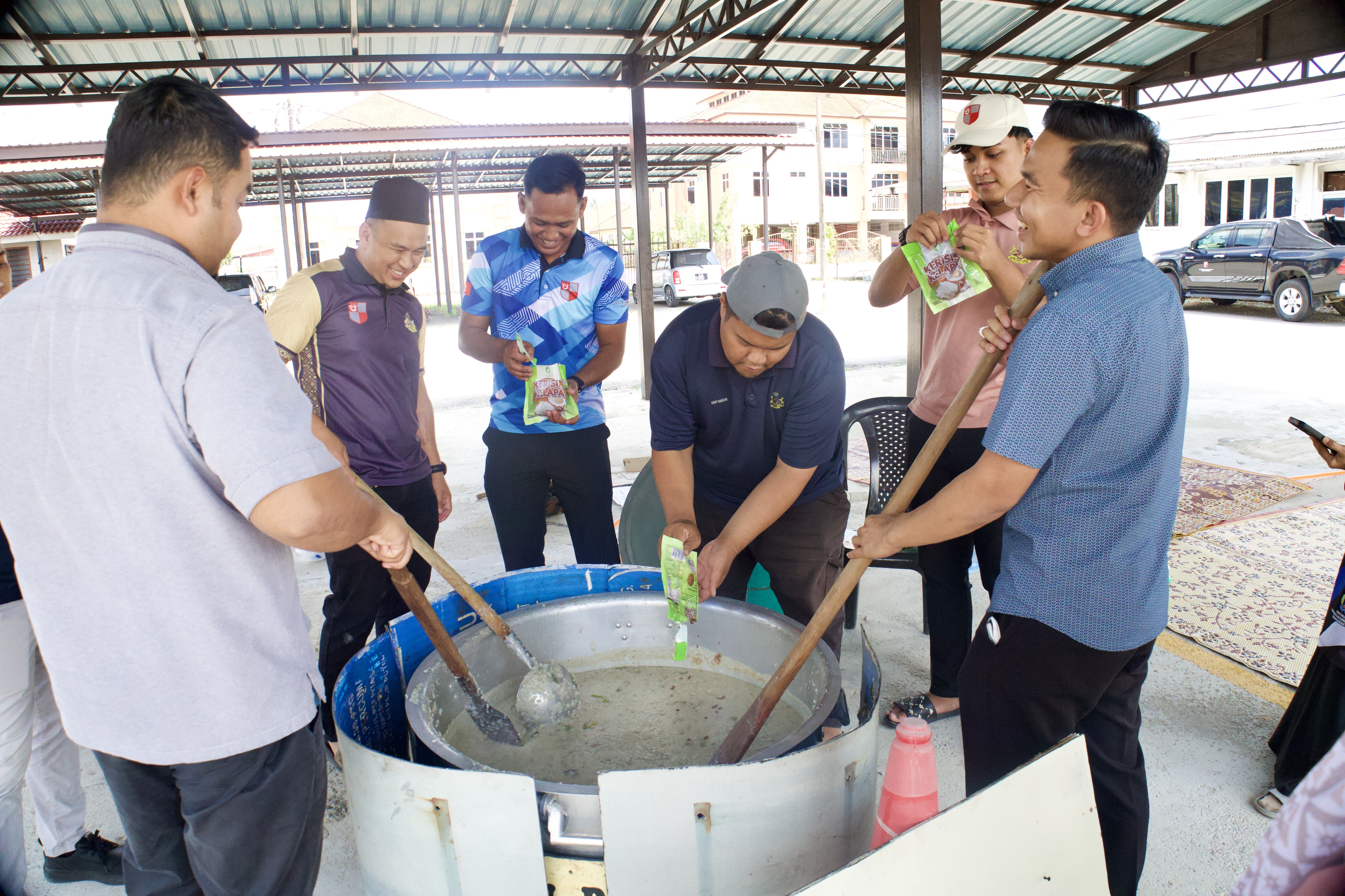 Majlis Memasak Bubur Lambuk peringakat Pejabat Tanah dan Jajahan Pasir Puteh Anjuran bersama Unit Pembangunan dan Kelab BERKESAN