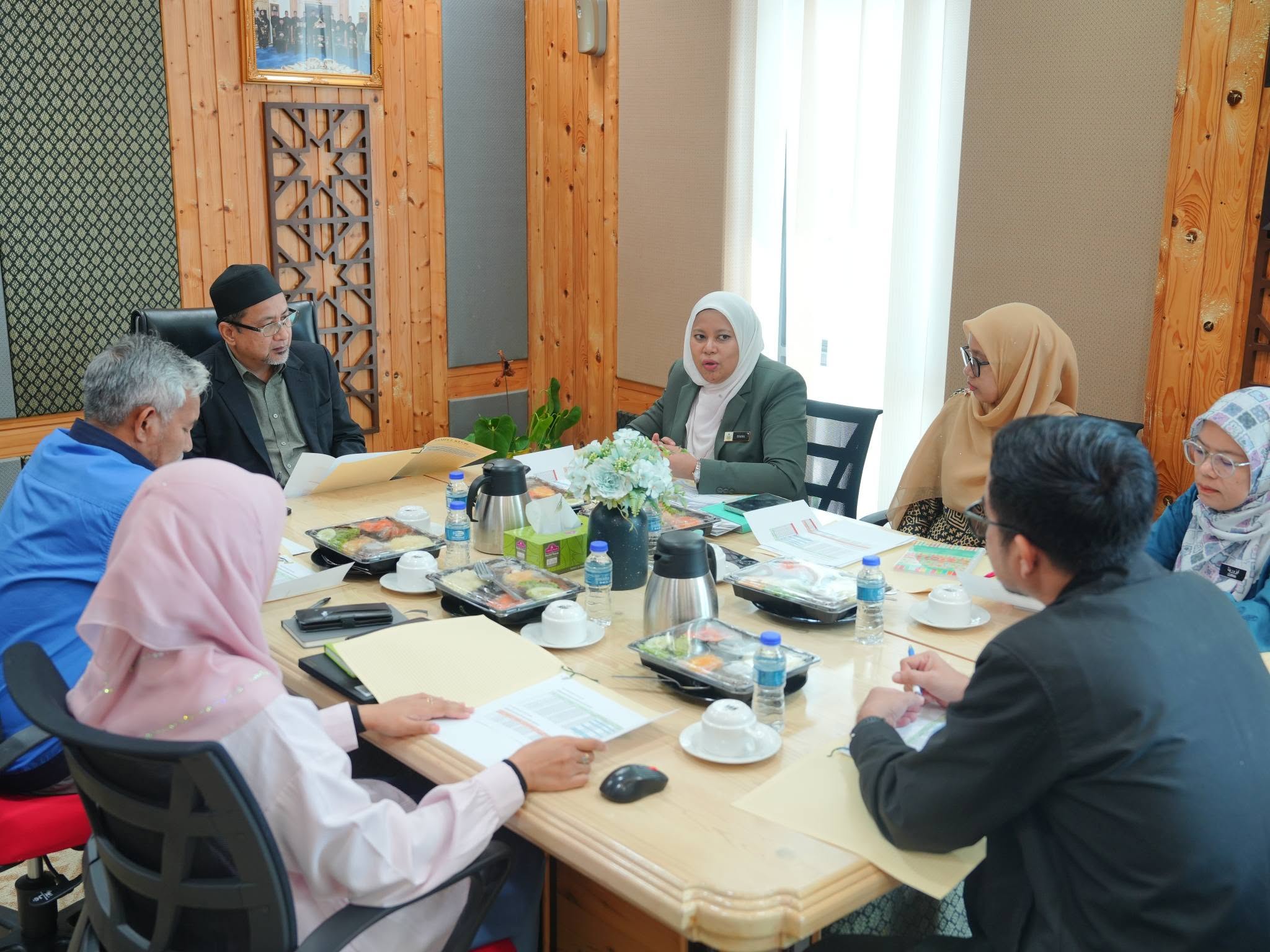 mengadakan perbincangan bersama pihak TNB dan Perbadanan Perpustakaan Awam Kelantan PPAK bagi memperincikan beberapa perkara berbangkit berkaitan pengurusan utiliti