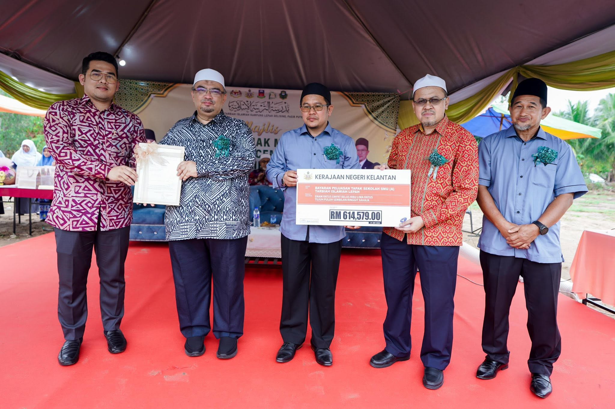 Majlis Penyerahan Hak Milik Tanah Bayaran Peluasan Tapak Sekolah serta Anugerah Kecemerlangan SPM dan SMU di SMU A Tarbiah Islamiah SMUATIS Kampung Lepah Selising