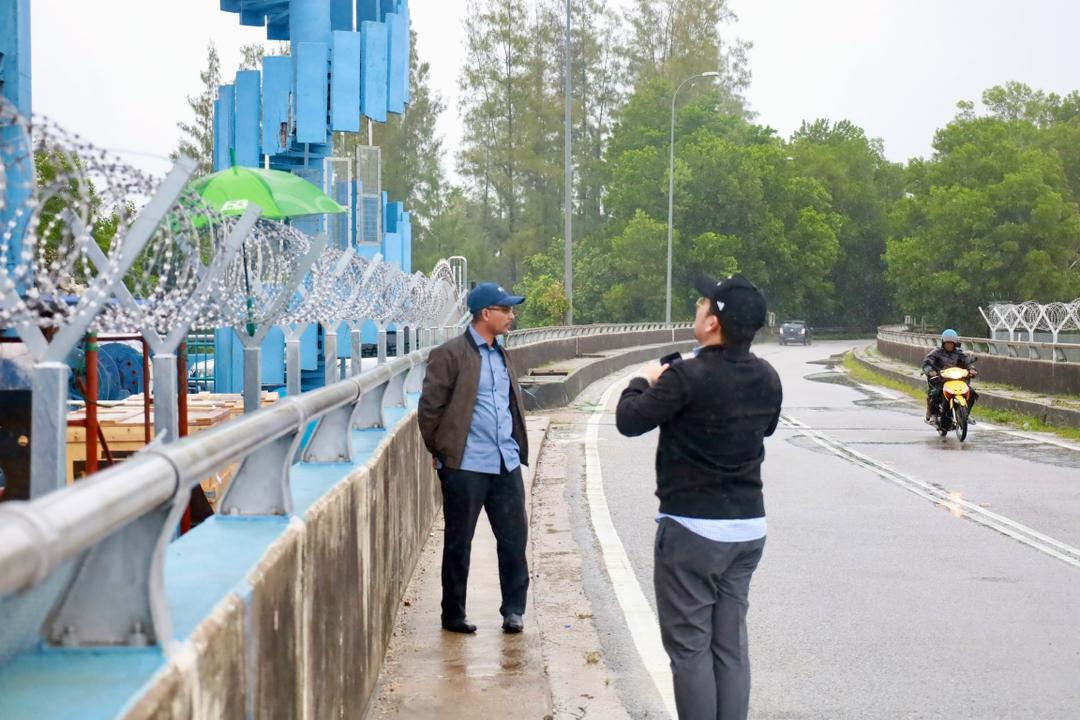 TINJAUAN TUAN KETUA JAJAHAN DIIRINGI PPSE KE TIDAL GATE KULIM YANG BERFUNGSI SEBAGAI PINTU PELEPASAN AIR DARAT KE LAUT