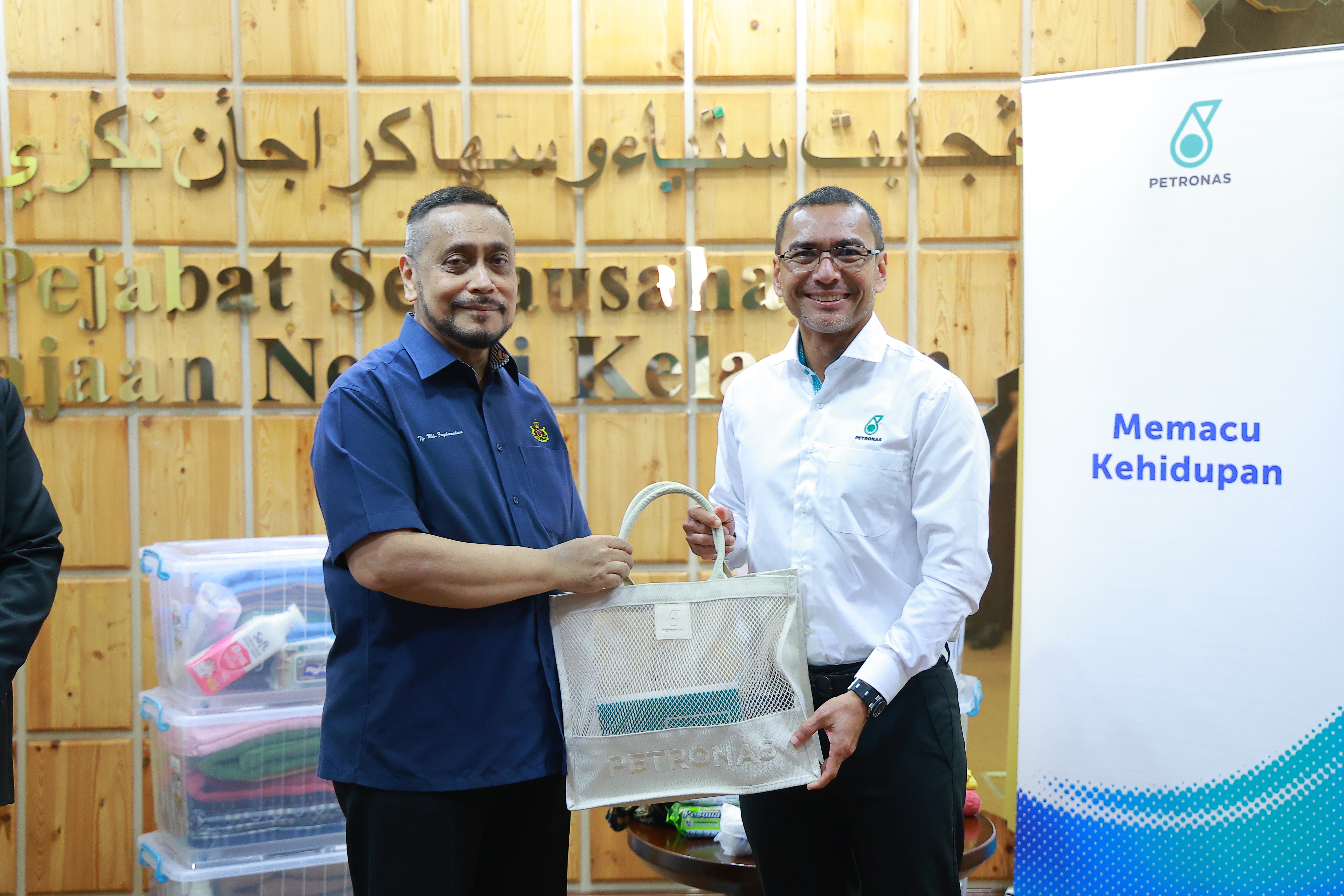 KUNJUNGAN HORMAT PETRONAS PANTAI TIMUR KE PEJABAT SUK