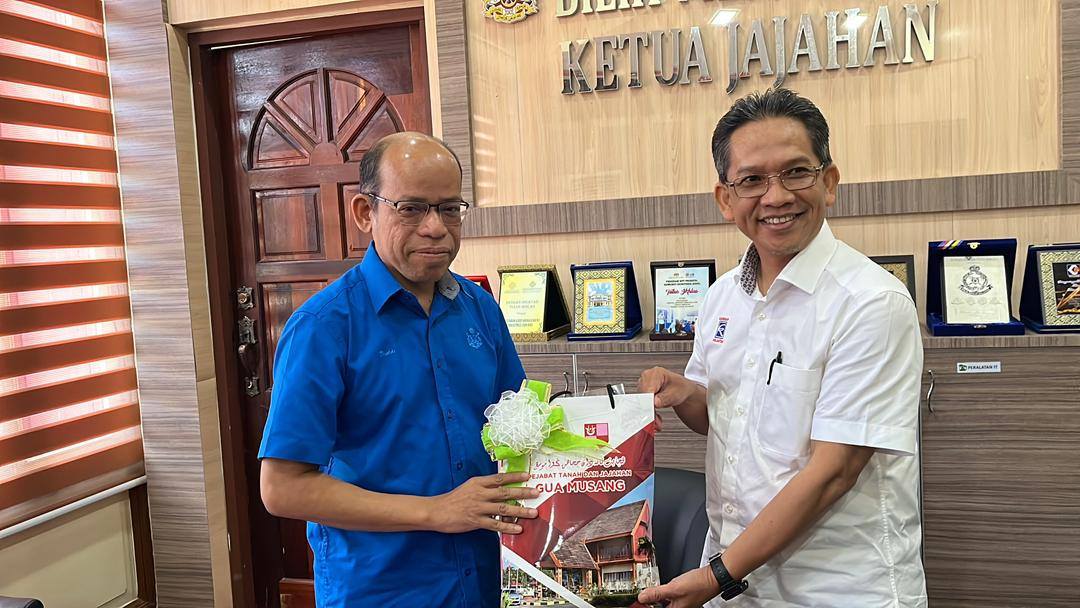 KUNJUNGAN HORMAT DARI YBRS PENGURUS BESAR KESEDAR KE ATAS YABRS KETUA JAJAHAN GUA MUSANG