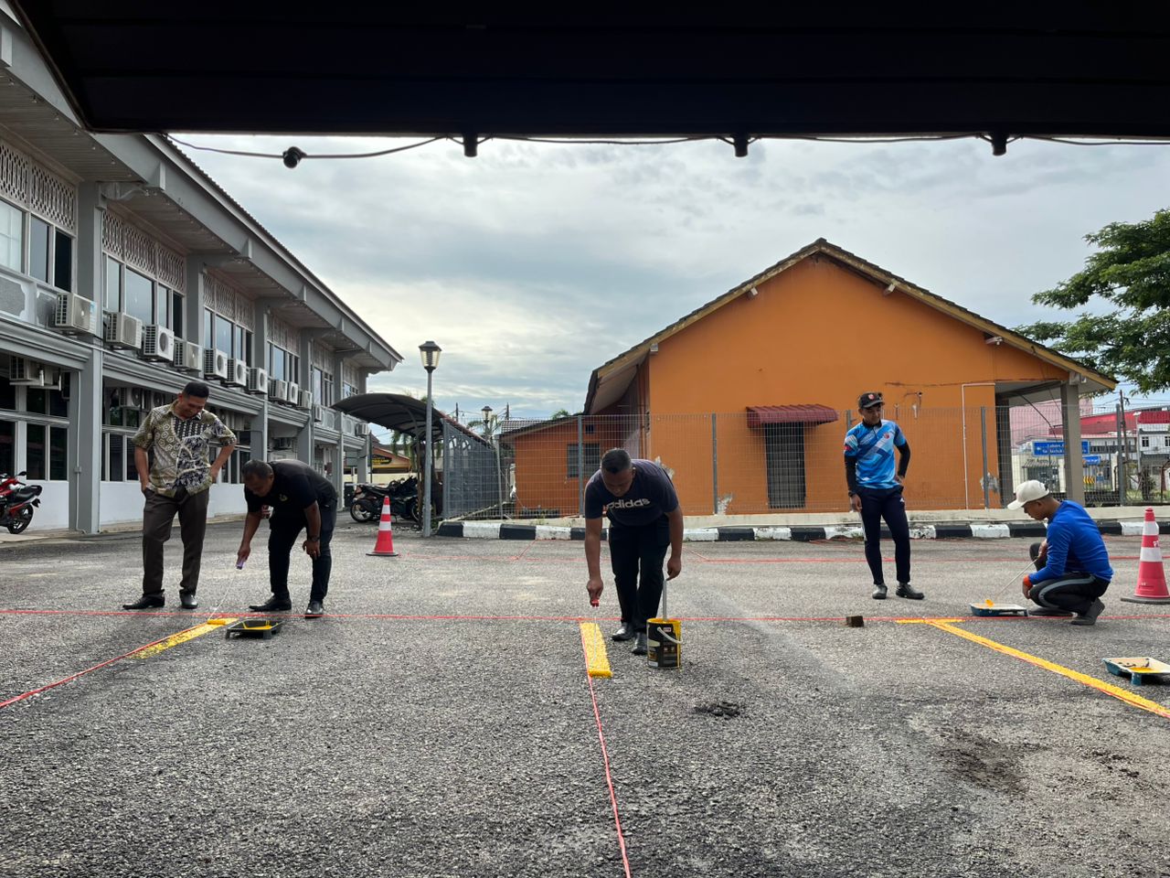 Program Gotong Royong dan Mengecat Petak Parkir Kereta  Perkarangan Parkir PTJPP