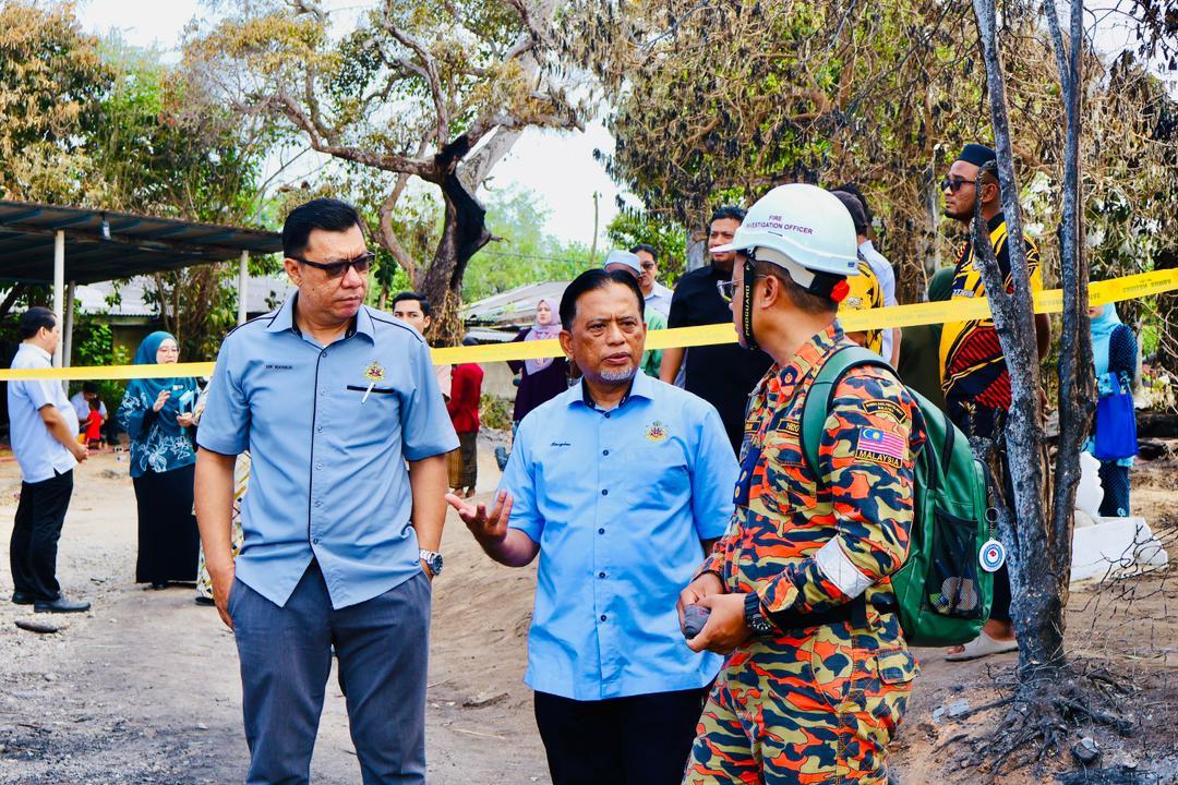 Lawatan YABrs Ketua Jajahan Ke Lokasi Kebakaran Di Chabang Tiga Kedai Buloh Kelantan
