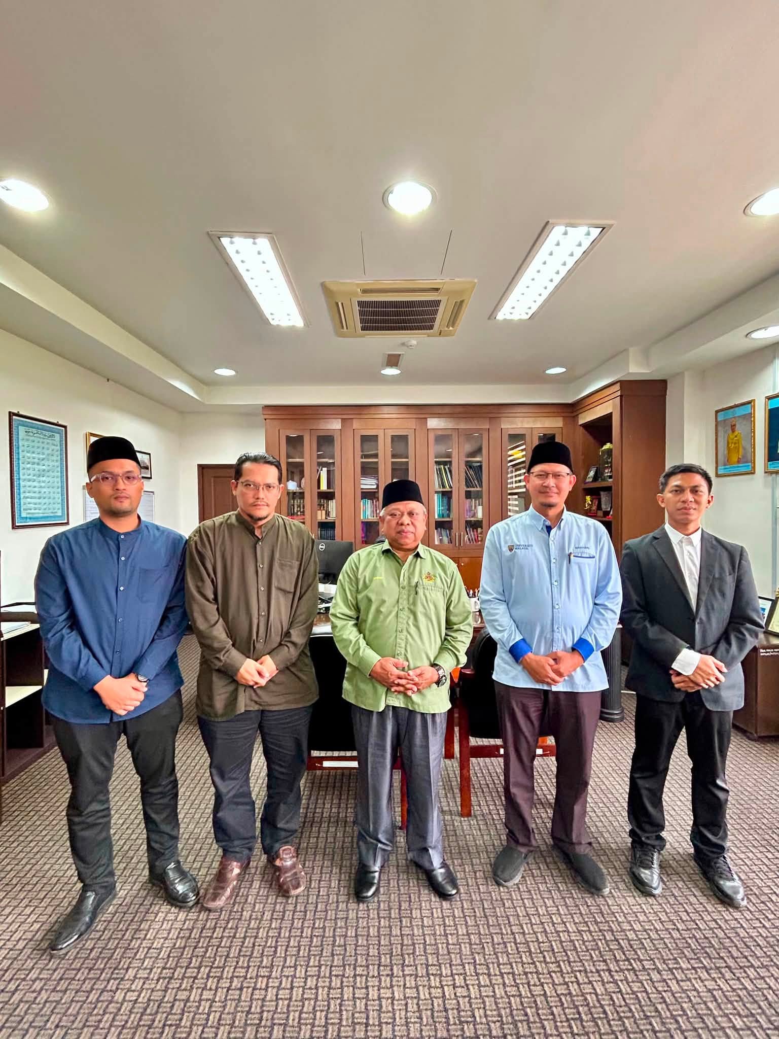 KUNJUNGAN HORMAT PUSAT PENDIDIKAN UNIVERSITI MALAYA UMEC BACHOK KEPADA YANG AMAT ARIF KETUA HAKIM SYARIE NEGERI KELANTAN