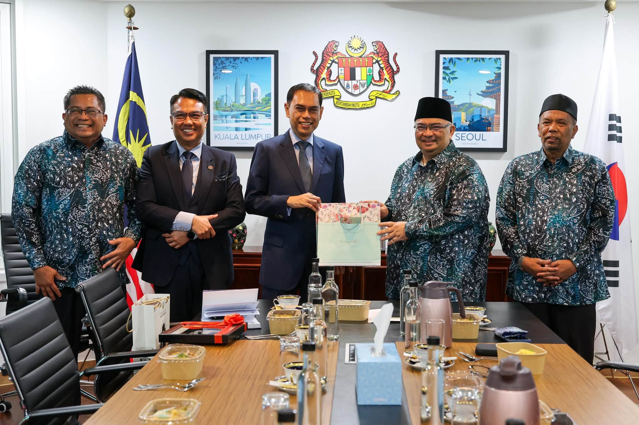 Dato Timbalan Menteri Besar Kelantan bersama delegasi Kerajaan Negeri Kelantan telah mengadakan kunjungan hormat ke Kedutaan Besar Malaysia di Seoul Republik Korea