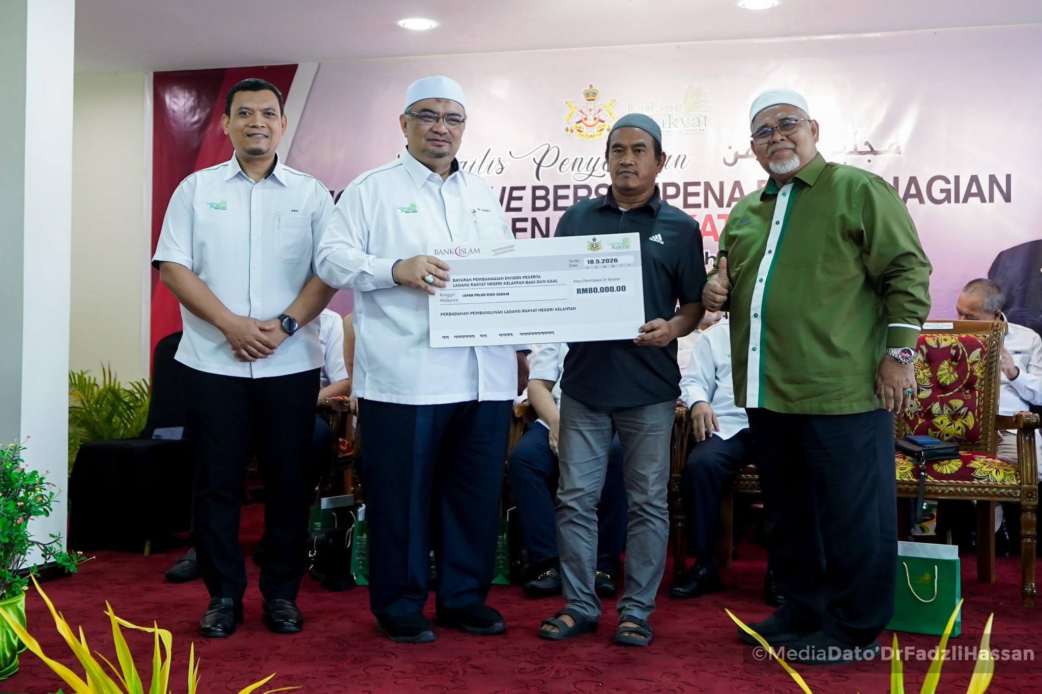 Majlis Penyerahan Mock Cheque dan Slip Dividen Peserta Ladang Rakyat Peringkat Ke70