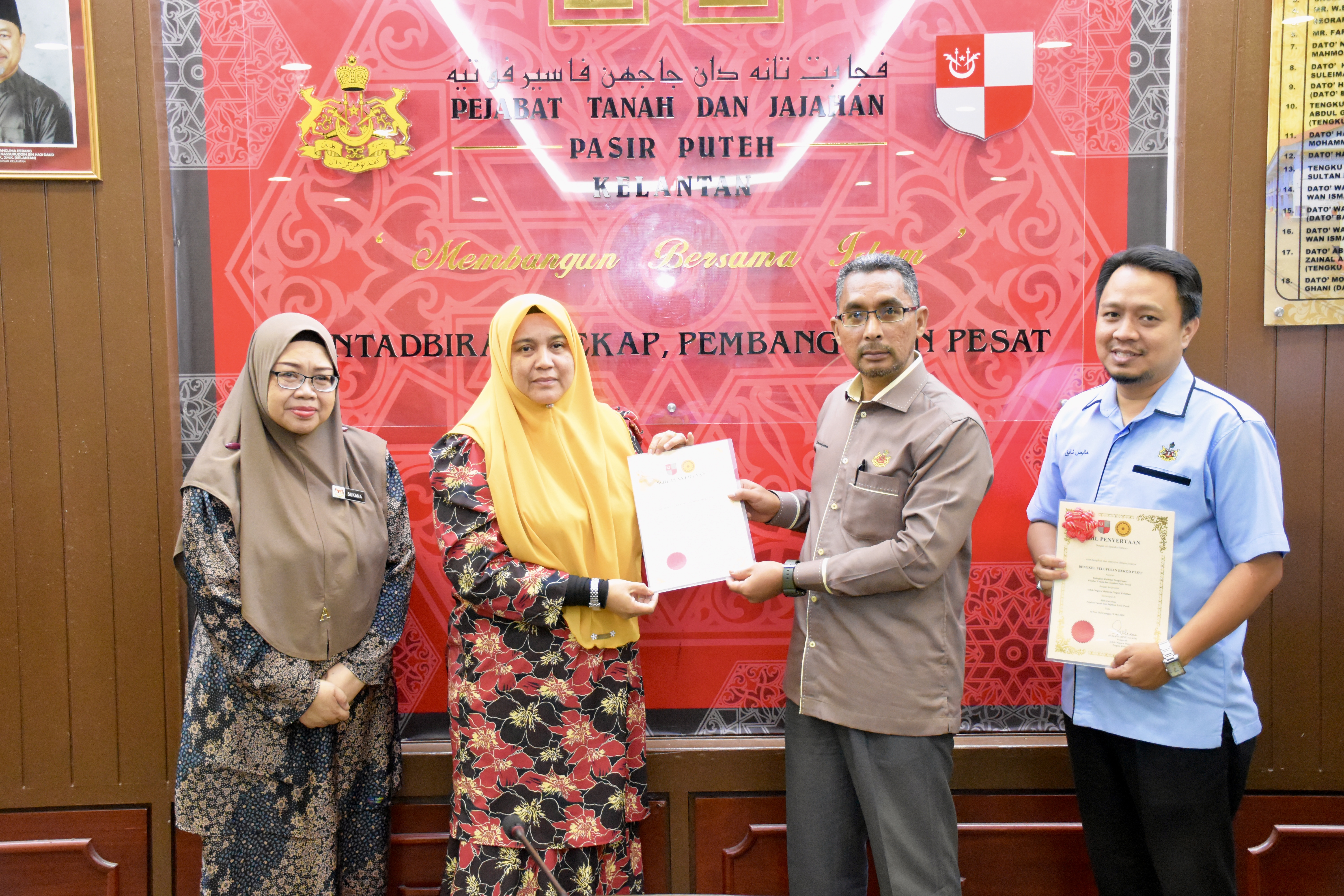 MAJLIS PERASMIAN PENUTUP HARI KEDUA BENGKEL PENGURUSAN DAN PELUPUSAN REKOD KERAJAAN PEJABAT TANAH DAN JAJAHAN PASIR PUTEH BIL 12026