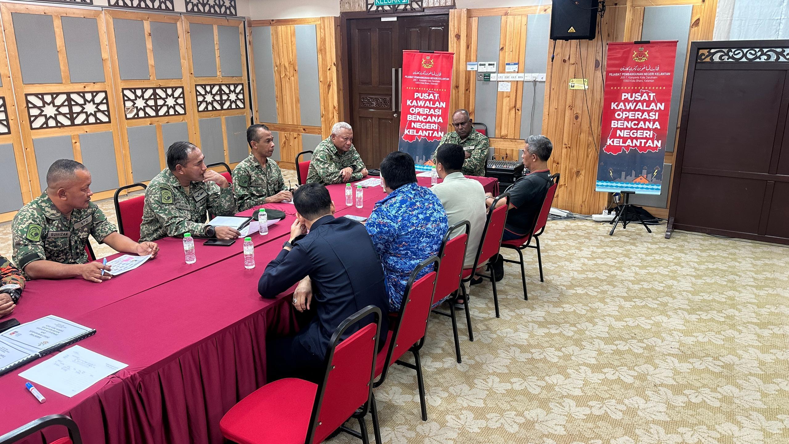 KUNJUNGAN HORMAT PANGLIMA 2 DIVISYEN KE ATAS PUSAT KAWALAN OPERASI BENCANA NEGERI (PKOB)