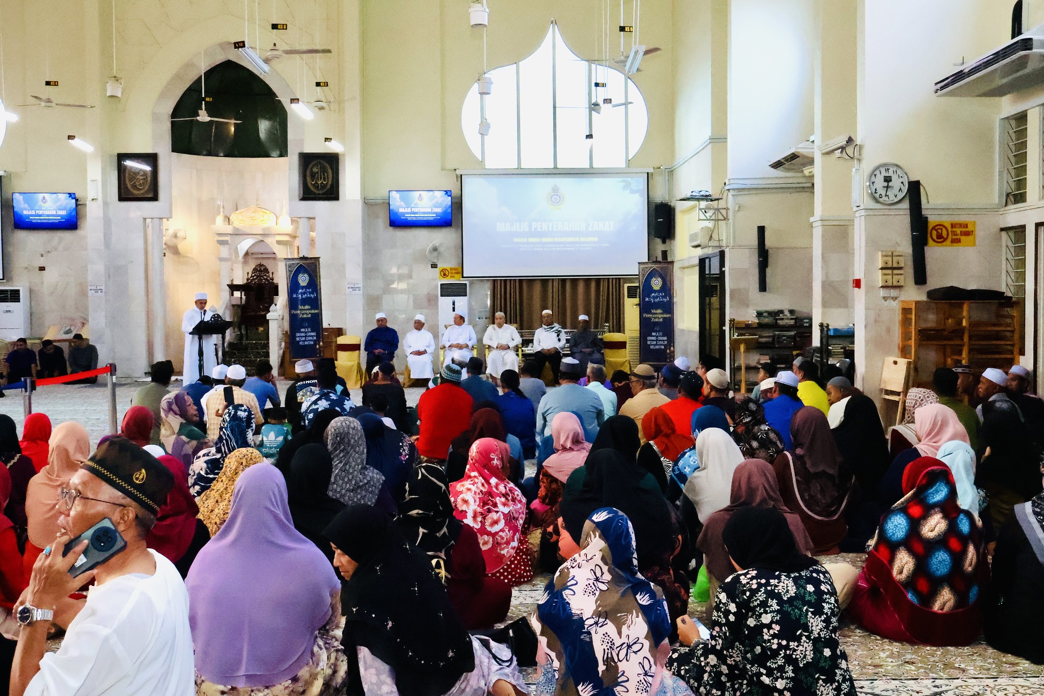 MAJLIS PENYERAHAN ZAKAT OLEH MOB DIRAJA KELANTAN DI MASJID SULTAN MUHAMMAD II TELIPOT