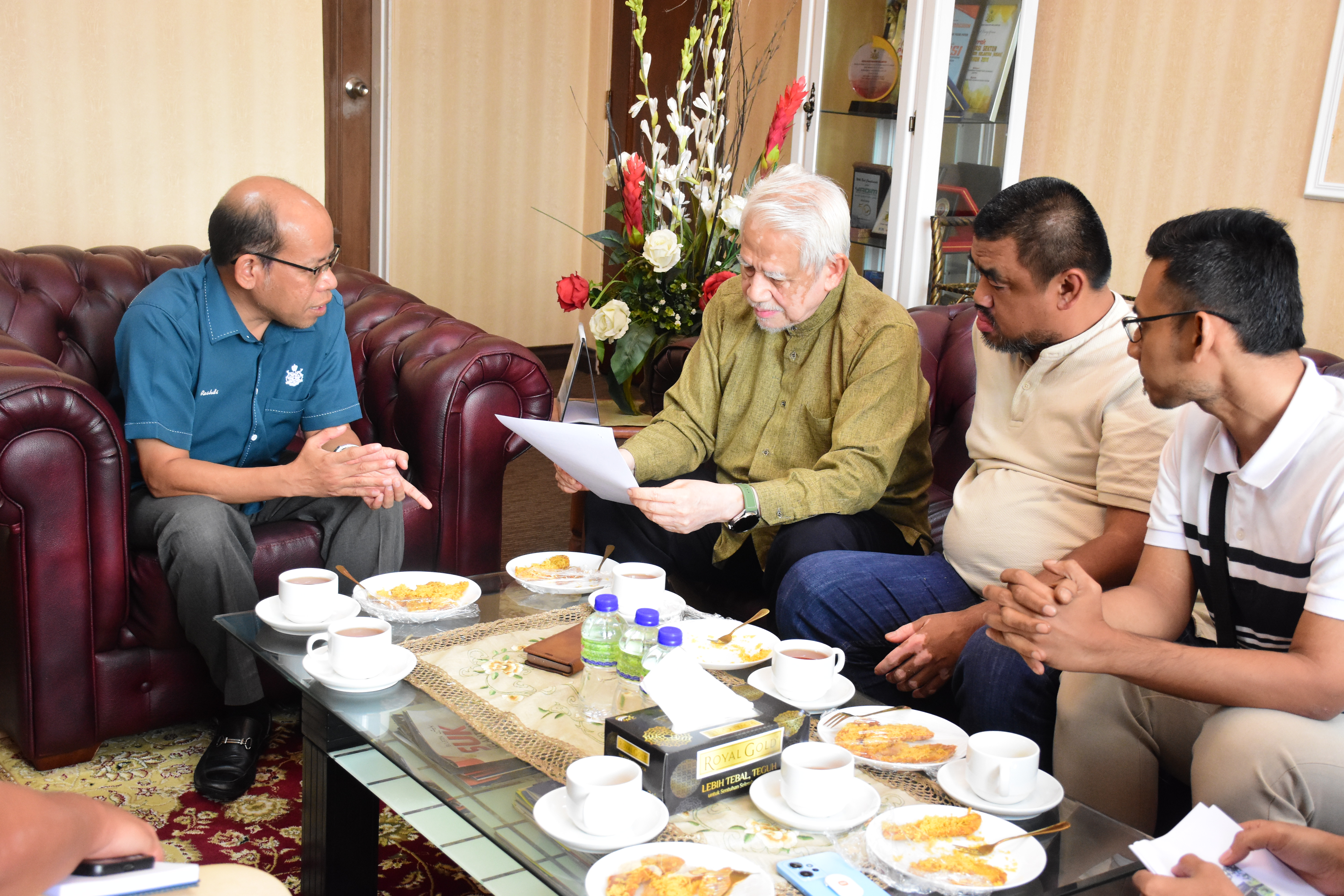 YB Exco Pelancongan Negeri Kelantan Datuk Kamarudin Md Nor mengadakan kunjungan hormat ke atas En Mohd Roshdi bin Ismail  Ketua Jajahan Pasir Puteh