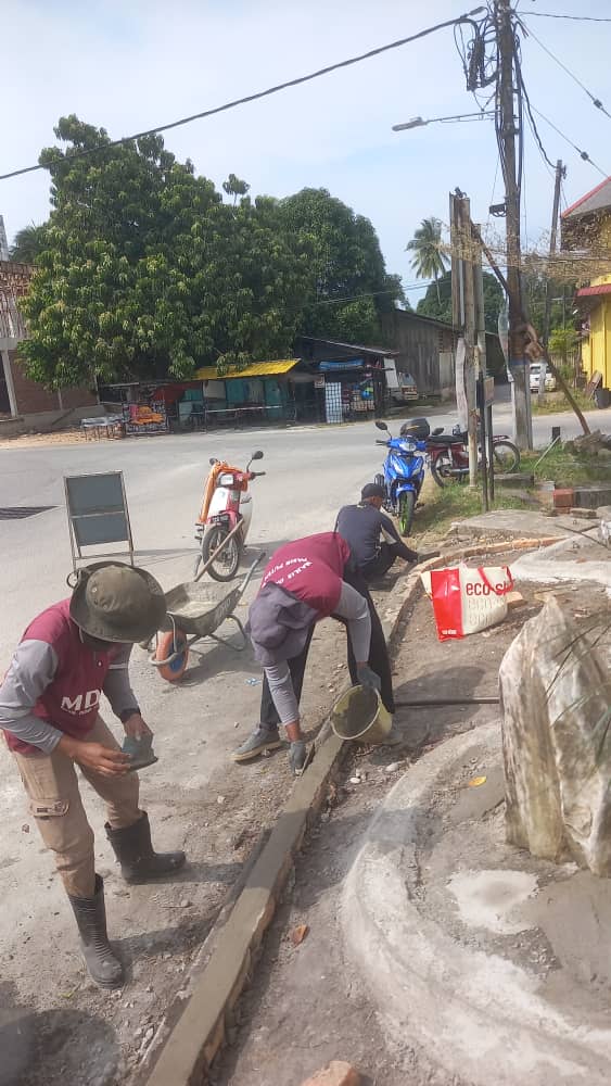 Kerja menaiktaraf Landskap di Tepi Bangunan IPC Pasir Puteh